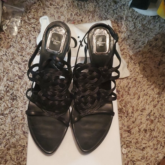 Sandals gently worn - Picture 2 of 4